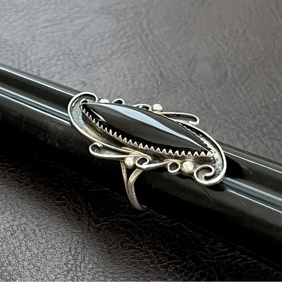 Vintage Native American sterling silver and black onyx statement ring - Picture 4 of 9